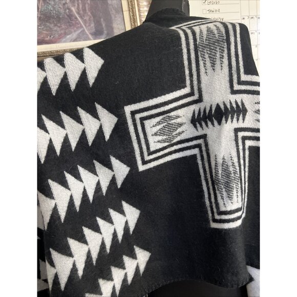 Old Navy NEW Scarf Shawl Aztec Wrap White & Black Cozy Sweater Kimono Western - Picture 5 of 8